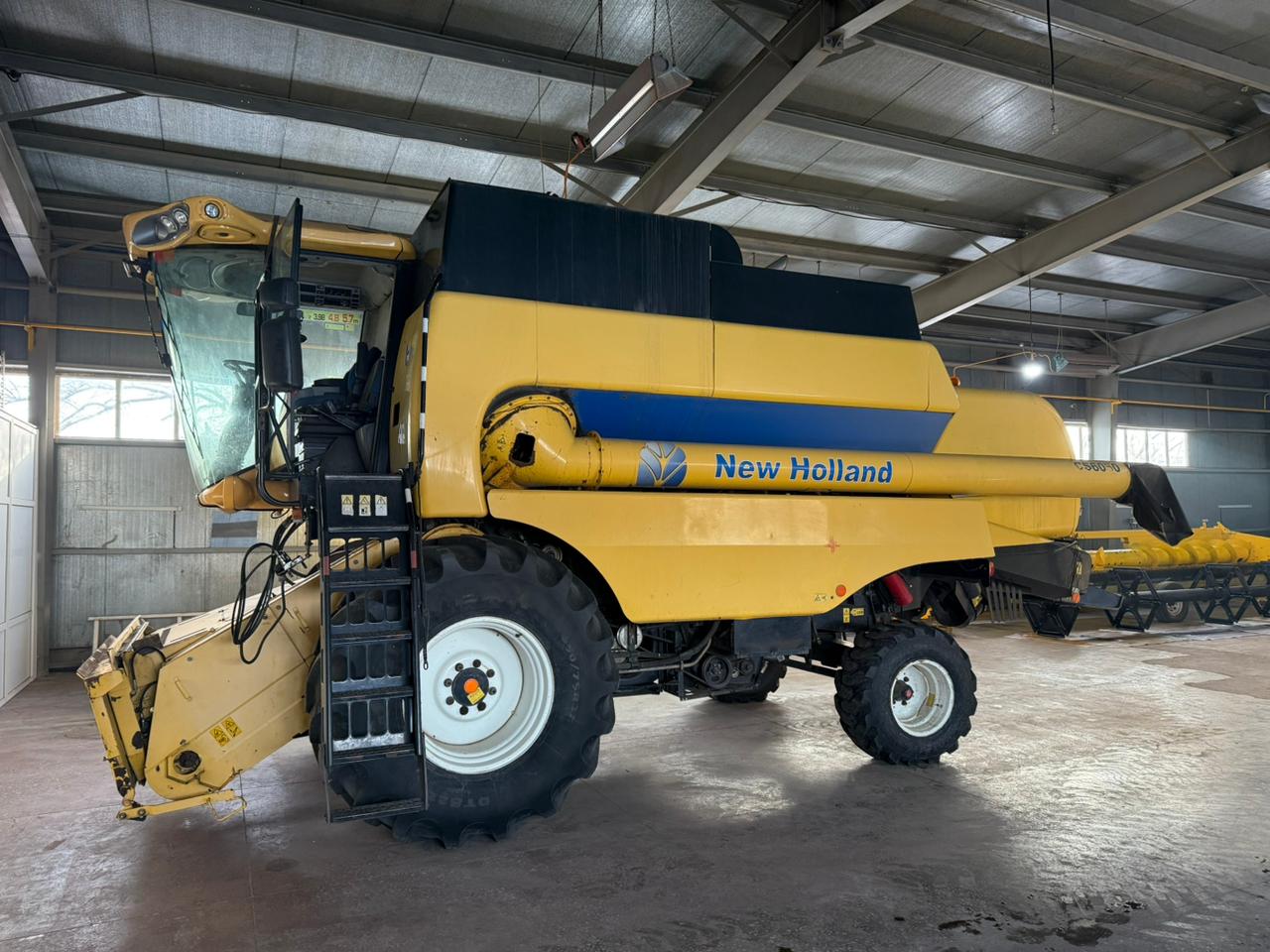 Комбайн New Holland CSX7050
